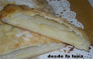 Coca De Hojaldre Rellena De Crema Y Almendras
