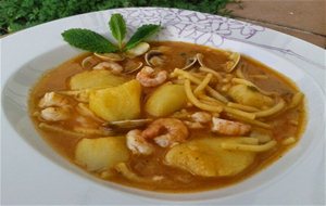 Cazuela Malagueña De Fideos, Almejas Y Gambas
