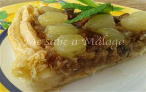 Tarta De Dátiles, Frutos Secos, Uvas Y Vino Dulce De Málaga 
