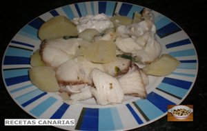 Tintorera Y Papas Guisadas En Blanco Con Alioli