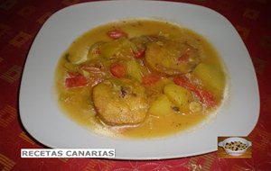 Pescado En Salsa Con Papas Guisadas