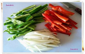 Tallarines Chinos Especiados Con Verdura Y Carne Picada
