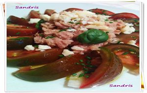 Ensalada De Tomate, Cebolla, Atún, Queso, Cebollino Y Albahaca Fresca
