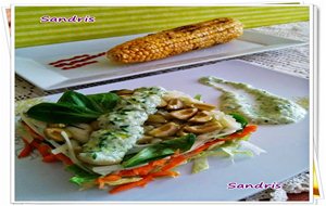 Ensalada Con Salsa Tzatziki O Salsa Griega Y Mazorca De Maíz Especiada
