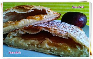 Empanadilla De Crema Pastelera Y Ciruelas
