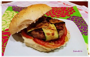 Hamburguesa Casera De Queso Azul Y Cebolla Con Panecillo Hecho En Casa
