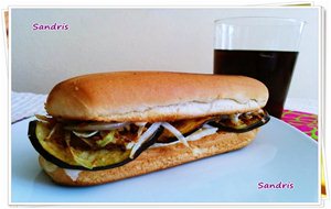 Sandwich Caliente Con Berenjena, Cebolla, Pechuga De Pavo Y Queso Con Crujiente
