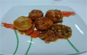 Albóndigas Con Salsa De Tomate Casera Y Patatas Cocidas.
