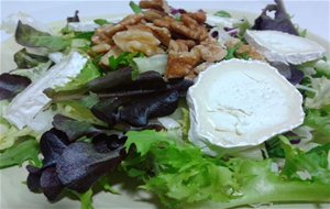 Ensalada De Queso De Cabra Y Nueces Con Vinagre Balsámico.
