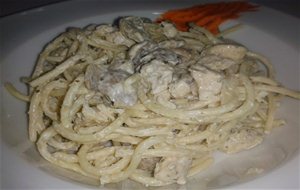 Spaguettis Con Pollo Y Champiñones A La Nata
