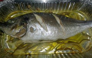 Dorada Al Horno Con Cebolla Y Pimiento Al Vino Blanco
