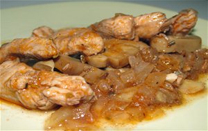 Lagrimitas De Pollo Con Champiñones En Salsa De Romero Y Tomillo.
