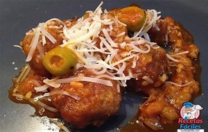 Albóndigas Picantes Con Aceitunas Y Queso
			