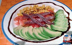 Ensalada De Aguacate Con Anchoas, Tomate Y Maíz
			