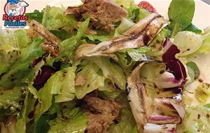 Ensalada De Lechugas, Atún Y Boquerones
			