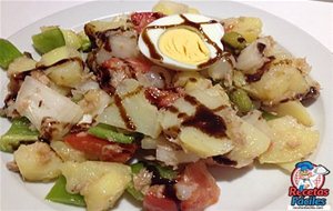 Ensalada De Patata, Tomate, Huevo, Cebolla Y Atún
			