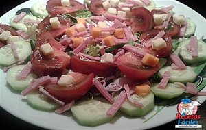 Ensalada De Pepino, Tomate, Jamón De York
			