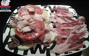 Jamón Ibérico Con Tomate Y Atún Y Pepino
			
