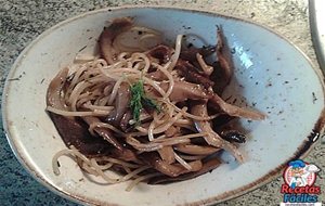 Pasta Con Setas Negras En Wok
			