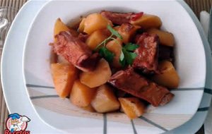 Patatas Guisadas Con Costillas De Cerdo Adobadas
			