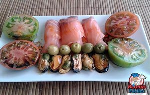 Salmón Ahumado Con Mejillones En Escabeche Y Tomates
			