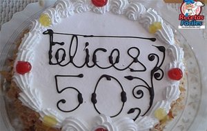 Tarta De Bizcocho Con Nata Y Almendras
			