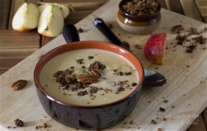 Sopa De Brie Y Gouda Con Crumble De Avena Y Nueces Pecanas
