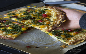 Pizza De Calabaza Caramelizada Y Kale Con Salsa De Granada Y Arándanos
