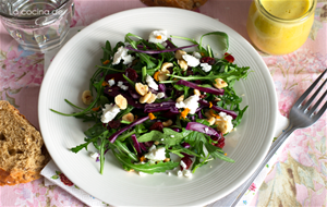 Ensalada De Lombarda Y Rúcula Con Queso De Cabra Y Salsa De Mostaza
