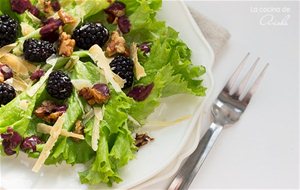 Ensalada De Moras, Nueces Especiadas Y Queso
