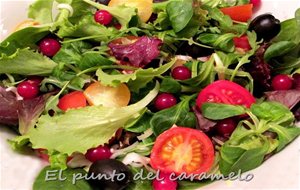 Ensalada De Brotes Tiernos Y Frutos Rojos Con Vinagreta De Mostaza