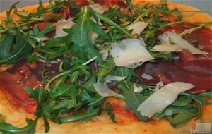 Pizza Con Bresaola, Rúcula Y Parmesano  Receta
