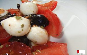 Ensalada De Tomate, Mozzarella Y Aceitunas Negras
