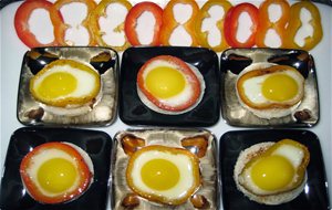 Canapé: Huevos De Codorniz Con Pimiento
