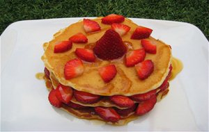 Pancakes Con Fresas Y Jarabe De Arce
