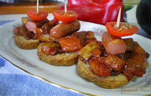 Tostadas De Pisto Con Salchichas Al Curry
