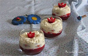 Vasitos De Chocolate Blanco Y Fresas
