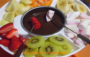 Fondue De Chocolate Negro, Con Frutas Variadas

