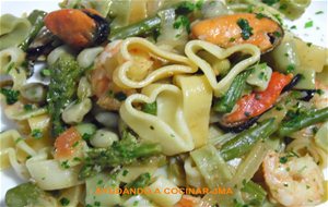 Ensalada De Corazones De Pasta Con Marisco
