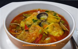 Cazuela De Fideos Con Pintarroja Y Almejas
