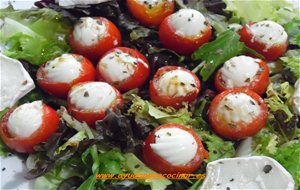 Ensalada De Tomate Cherry Con Miniquesitos De Burgos
