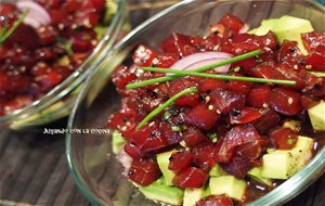 Atún Marinado En Cítricos, Soja Y Miel Sobre Ensalada De Aguacate
