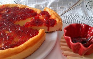 Pastel Turco De Yogur Con Cobertura De Jalea De Arándanos Rojos
