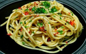Espaguetis Con Aceite, Ajo Y Salsa
