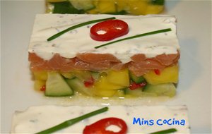 Tartar De Salmón Con Ensalada De Mango Y Pepino Y Crema De Mostaza
