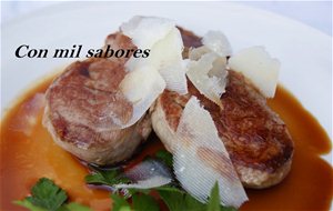 Solomillo Ibérico Con Reducción De Vino De Naranja Y Lascas De Queso De Cabra
