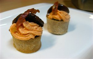 Muffin De Jamón Y Pinatells Con Crema De Tomate
