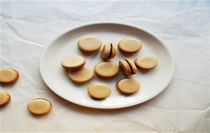 Macarons Especiados Con Ganache De Chocolate
