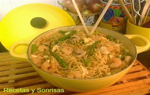 Noodles De Huevo Con Esparragos, Setas, Huevos Y Soja
