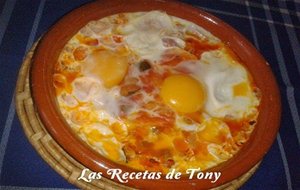 Huevos Al Plato Con Pisto Sobre Fondo De Patatas
